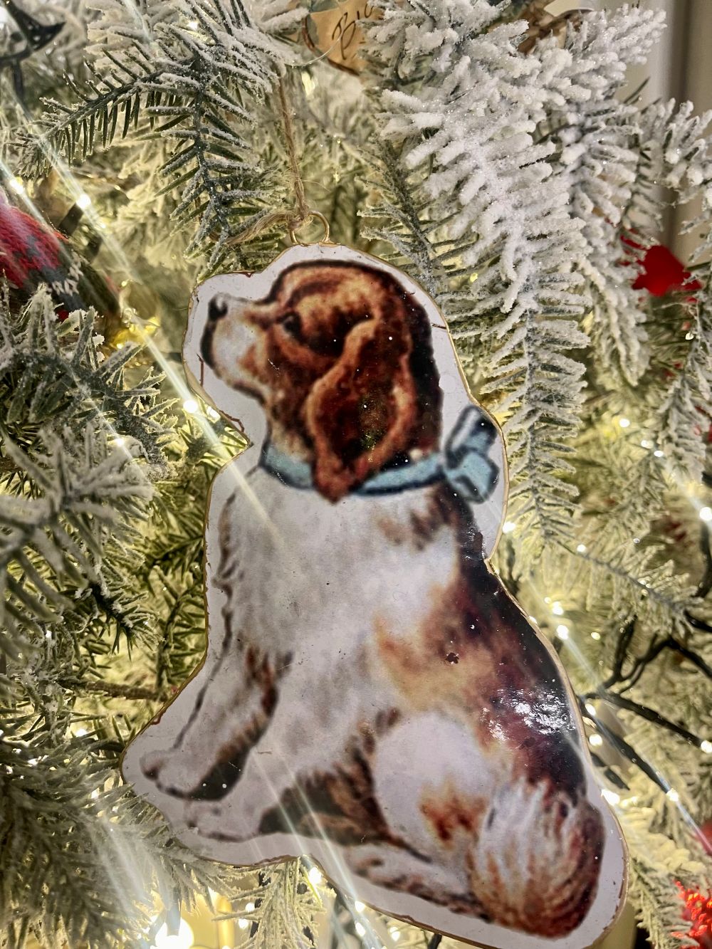 Suspension de Noël chien victorien marron bleu blanc décoration sapin style vintage shabby chic 17x12 cm
