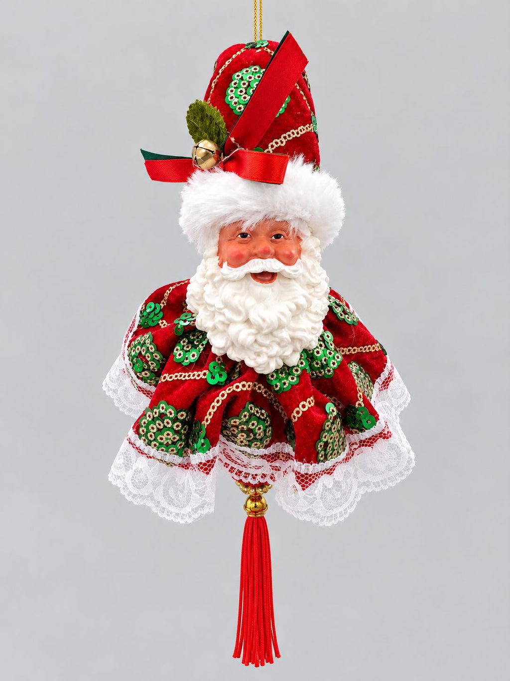 Suspension Père Noël de 33 cm en tissu rouge, ornements verts et dorés, dentelle blanche et pompon rouge, sur fond gris clair.