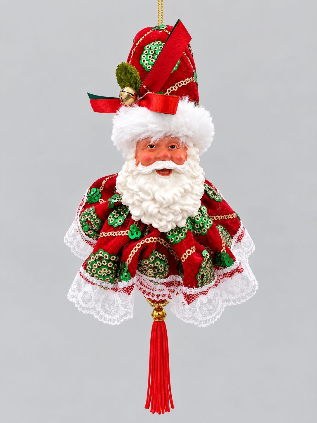Suspension Père Noël de 33 cm en tissu rouge, ornements verts et dorés, dentelle blanche et pompon rouge, sur fond gris clair.