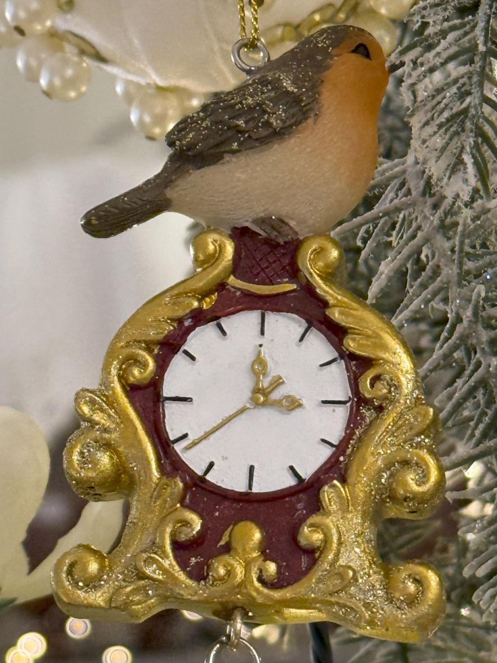 Suspension de Noël rouge-gorge sur horloge dorée et rouge avec petite clochette, style romantique shabby chic, décoration féérique et poétique