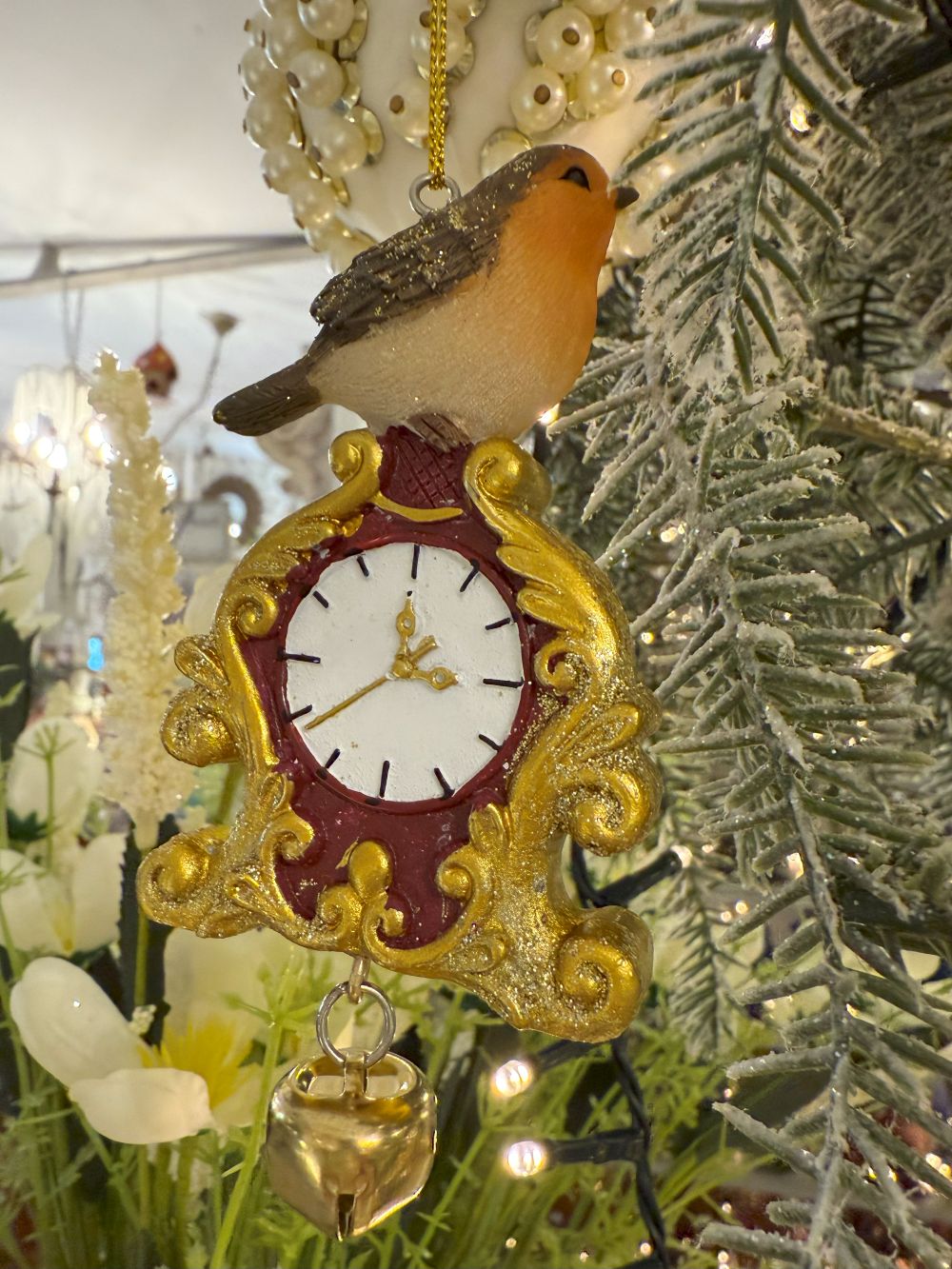 Suspension de Noël rouge-gorge sur horloge dorée et rouge avec petite clochette, style romantique shabby chic, décoration féérique et poétique