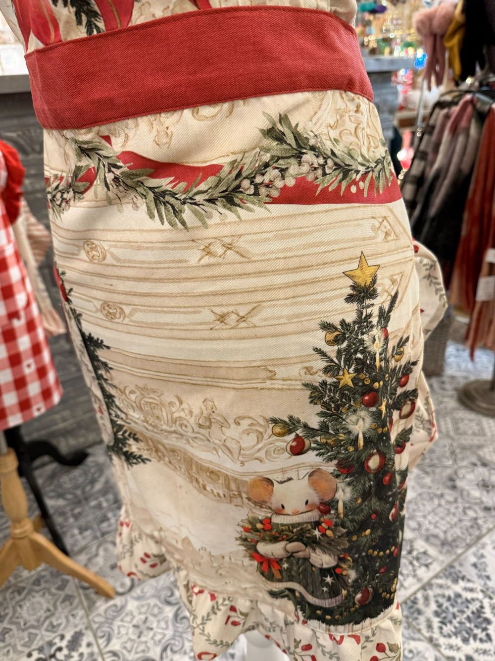 Tablier de Noël en coton Blanc Mariclò blanc rouge et vert, avec souris festive, grand nœud rouge et volant décoratif, style décoration romantique shabby chic pour cuisine de charme.