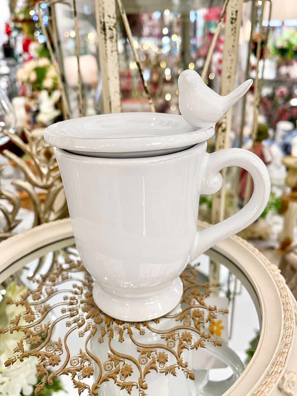 Tasse Chant de l’Oiseau fermée par sa coupelle ornée d’un oiseau blanc.
