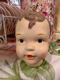 Tête de poupée déco vintage en résine style shabby chic, avec traits enfantins et joues rosées