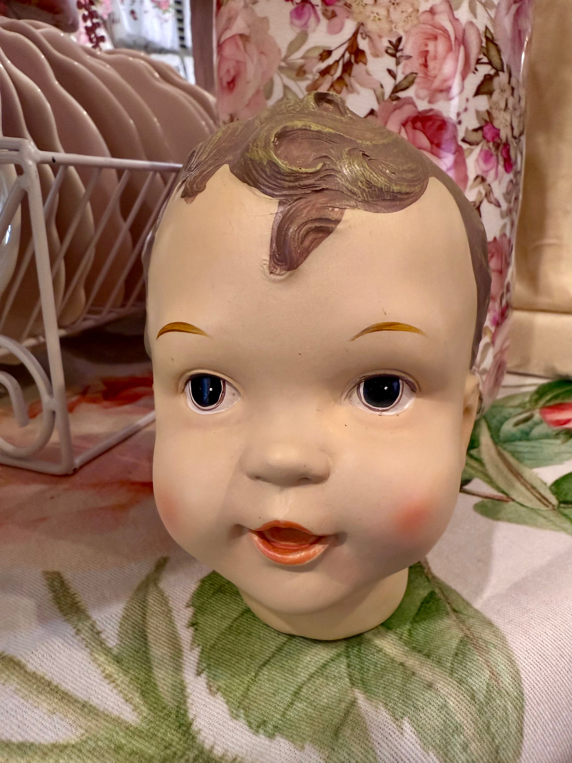 Tête de poupée déco vintage en résine style shabby chic, avec traits enfantins et joues rosées
