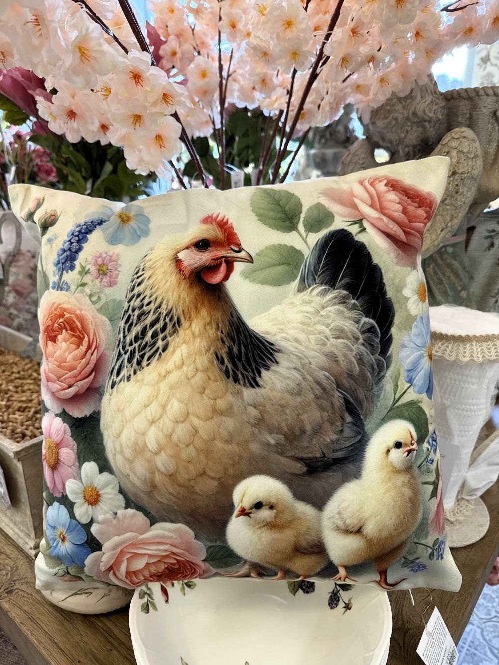 Housse de coussin en velours 45x45 cm décorée d’une poule et de ses poussins, tons beige et rose poudré, style shabby chic et décoration romantique champêtre