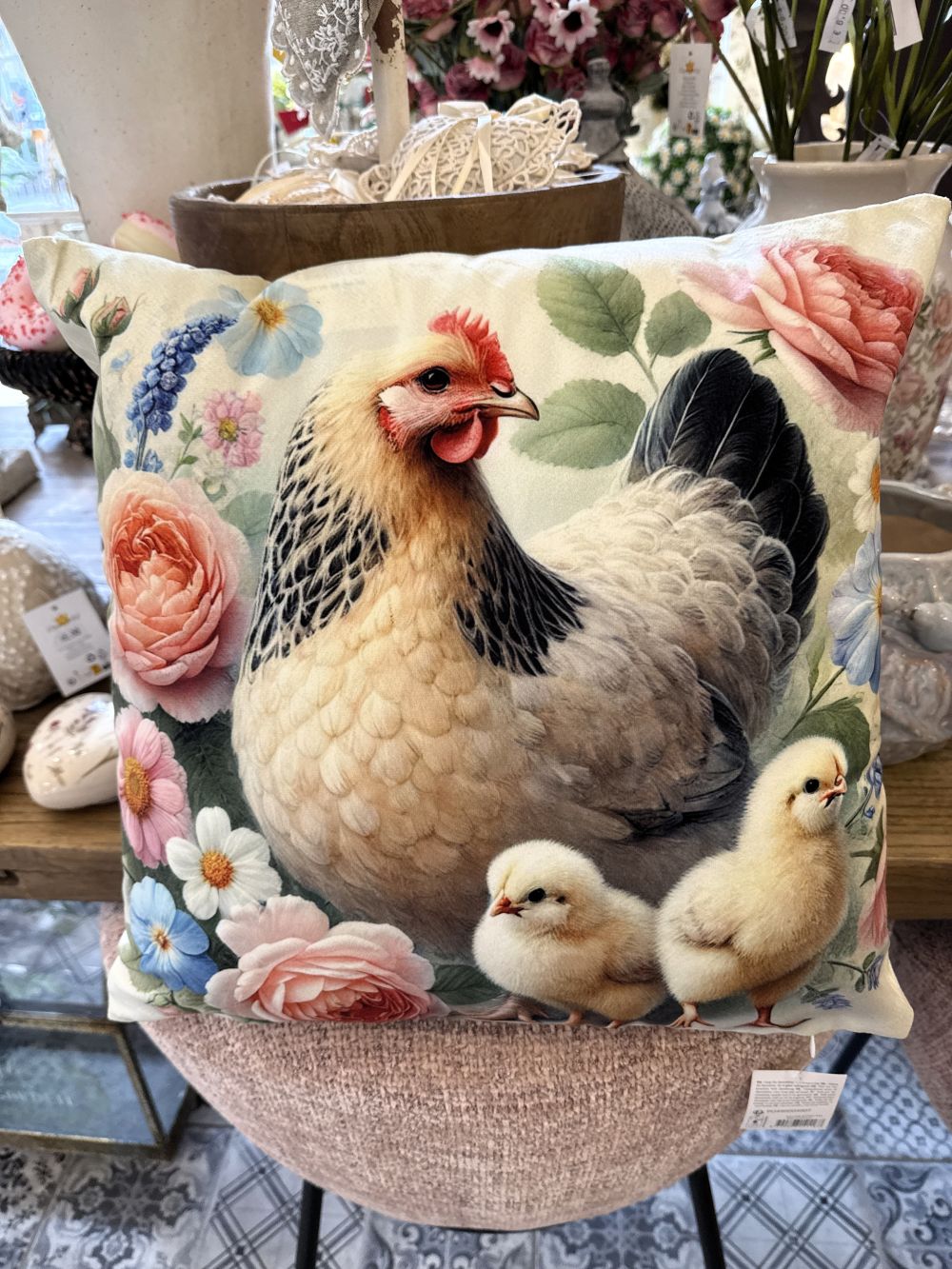 Housse de coussin en velours 45x45 cm décorée d’une poule et de ses poussins, tons beige et rose poudré, style shabby chic et décoration romantique champêtre
