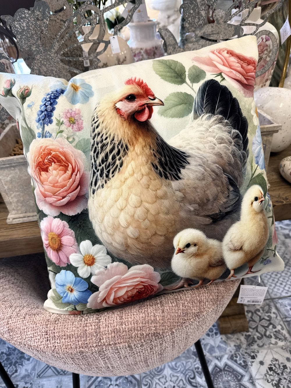 Housse de coussin en velours 45x45 cm décorée d’une poule et de ses poussins, tons beige et rose poudré, style shabby chic et décoration romantique champêtre