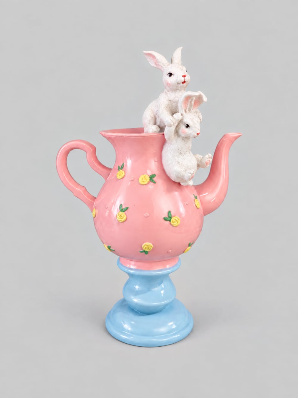 Grande théière décorative rose et bleu ciel avec petits lapins blancs, roses jaunes en relief, style romantique et féérique pour décoration de Pâques et univers Alice