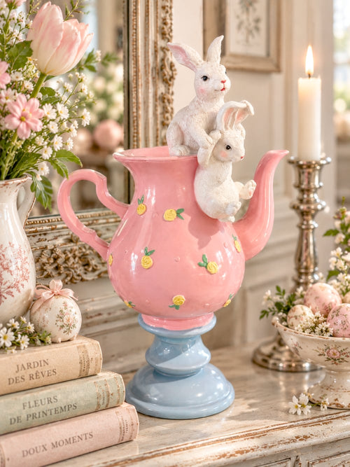 Grande théière décorative rose et bleu ciel avec petits lapins blancs, roses jaunes en relief, style romantique et féérique pour décoration de Pâques et univers Alice