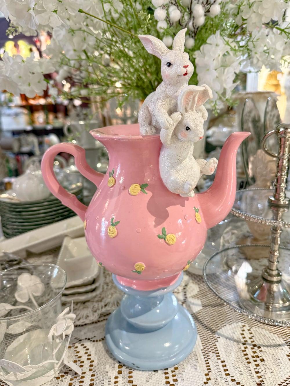 Grande théière décorative rose et bleu ciel avec petits lapins blancs, roses jaunes en relief, style romantique et féérique pour décoration de Pâques et univers Alice