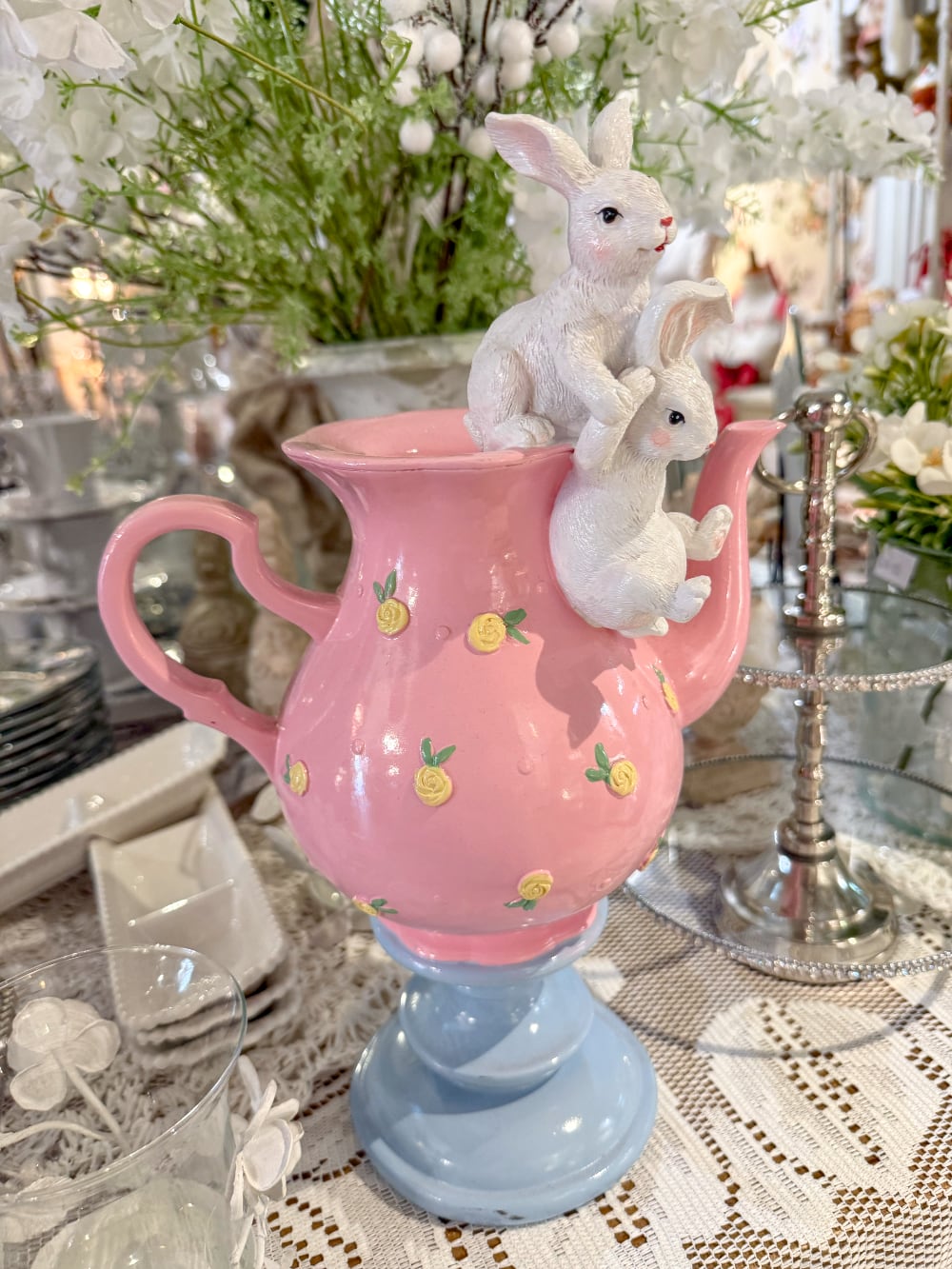 Grande théière décorative rose et bleu ciel avec petits lapins blancs, roses jaunes en relief, style romantique et féérique pour décoration de Pâques et univers Alice