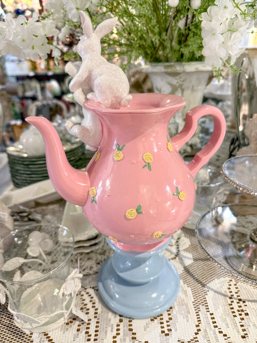 Grande théière décorative rose et bleu ciel avec petits lapins blancs, roses jaunes en relief, style romantique et féérique pour décoration de Pâques et univers Alice