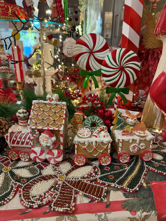 Train Enchanté du Père Noël décoratif inspiré du pain d’épices, avec wagons colorés rouge, blanc et vert, et personnages festifs dans un style féérique et romantique