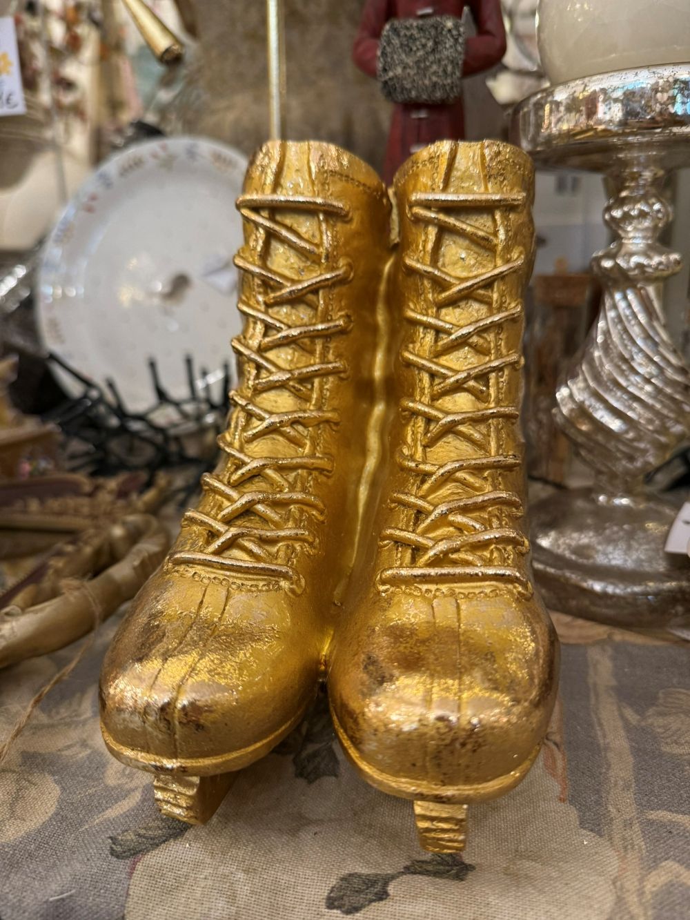 Trésor Éphémère, patins décoratifs dorés 16x18x12 cm, style shabby chic et féérique, pour une décoration romantique et lumineuse