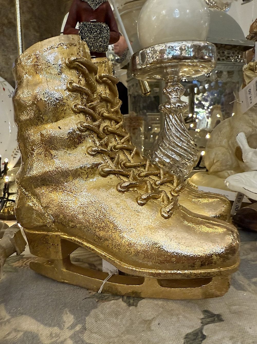 Trésor Éphémère, patins décoratifs dorés 16x18x12 cm, style shabby chic et féérique, pour une décoration romantique et lumineuse