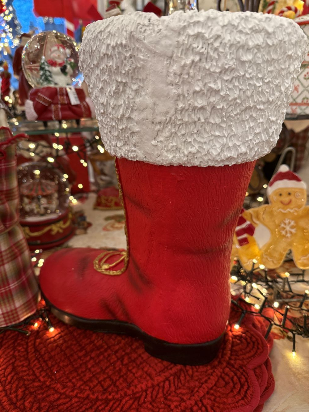 Vase décoratif en forme de botte du Père Noël rouge, blanche et dorée, grande décoration de Noël au style chaleureux, féérique et traditionnel