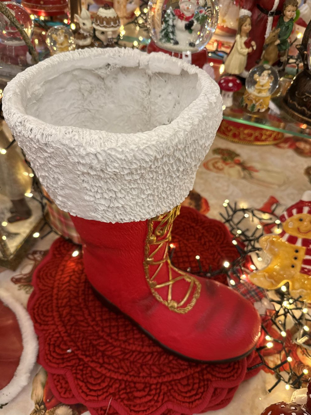 Vase décoratif en forme de botte du Père Noël rouge, blanche et dorée, grande décoration de Noël au style chaleureux, féérique et traditionnel