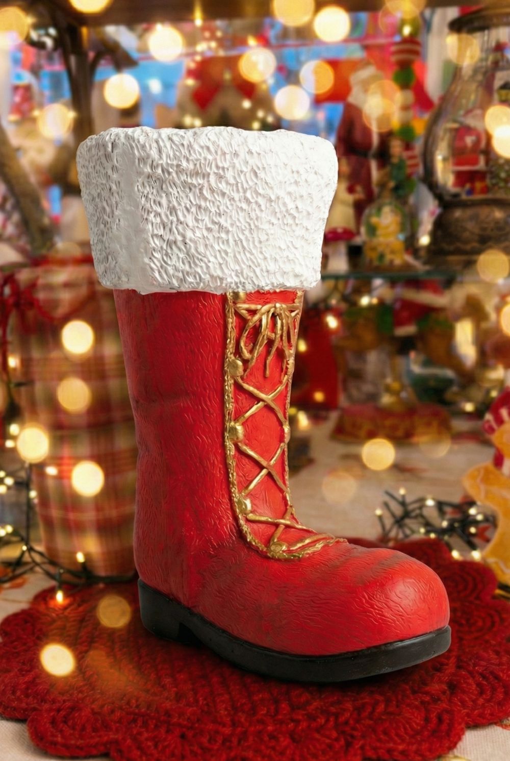 Vase décoratif en forme de botte du Père Noël rouge, blanche et dorée, grande décoration de Noël au style chaleureux, féérique et traditionnel