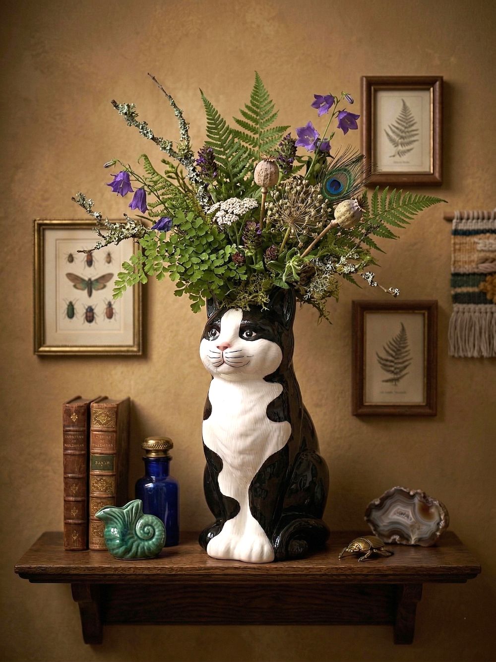 Vase décoratif en forme de chat noir et blanc avec bouquet rose, style shabby chic et décoration romantique de charme