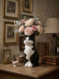 Vase décoratif en forme de chat noir et blanc avec bouquet rose, style shabby chic et décoration romantique de charme