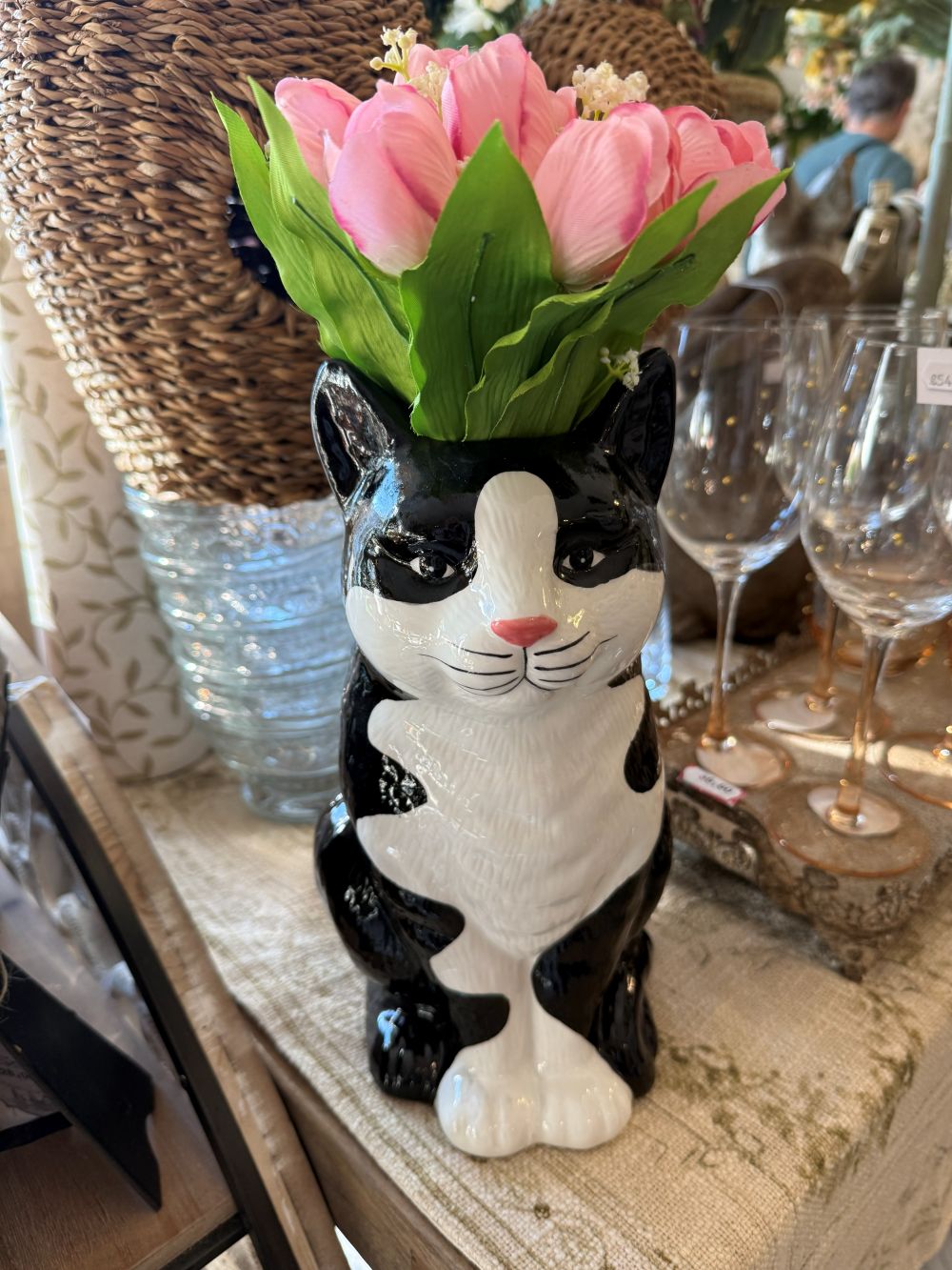 Vase décoratif en forme de chat noir et blanc avec bouquet rose, style shabby chic et décoration romantique de charme