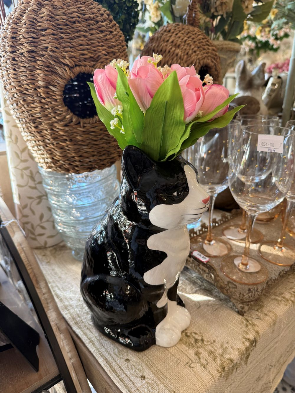 Vase décoratif en forme de chat noir et blanc avec bouquet rose, style shabby chic et décoration romantique de charme
