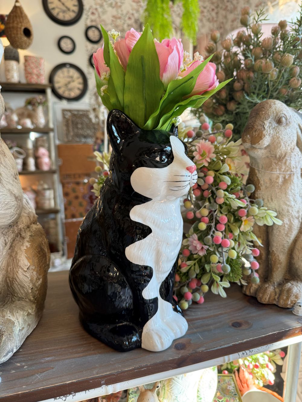 Vase décoratif en forme de chat noir et blanc avec bouquet rose, style shabby chic et décoration romantique de charme