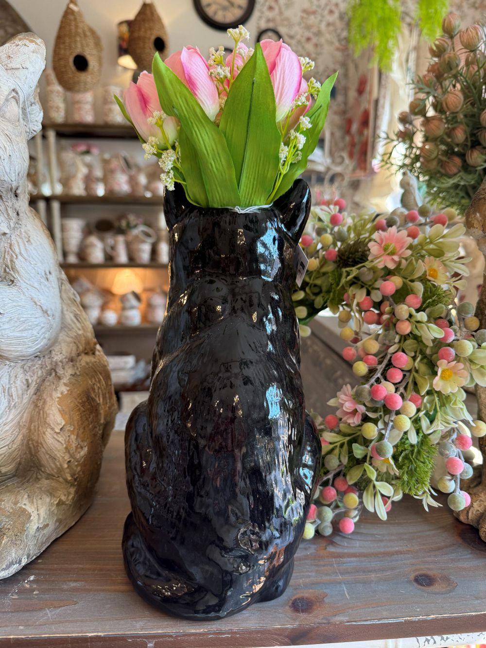 Vase décoratif en forme de chat noir et blanc avec bouquet rose, style shabby chic et décoration romantique de charme