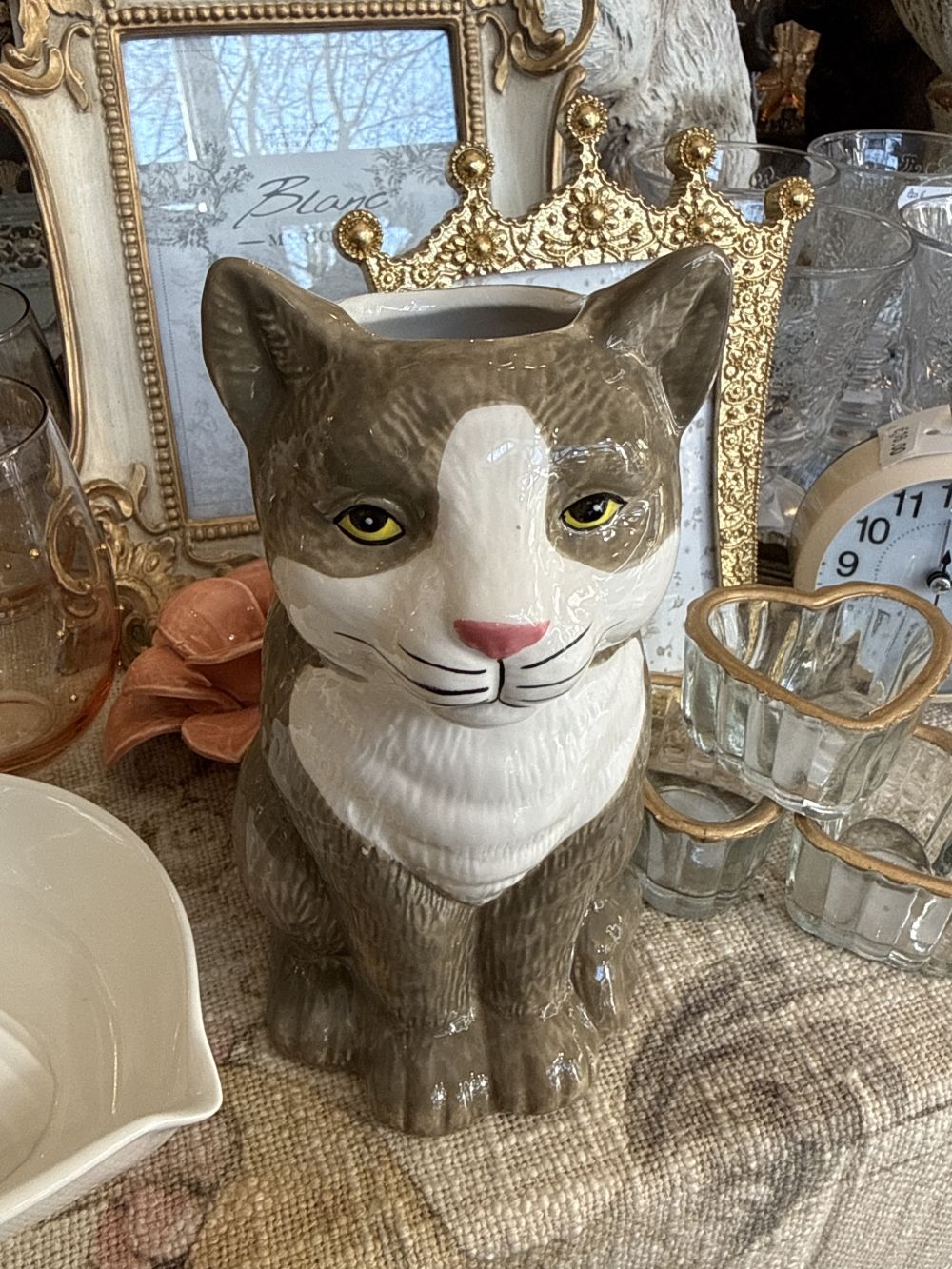 Vase en forme de chat en faïence gris et blanc avec détails roses, style décoration romantique shabby chic, objet décoratif poétique avec fleurs