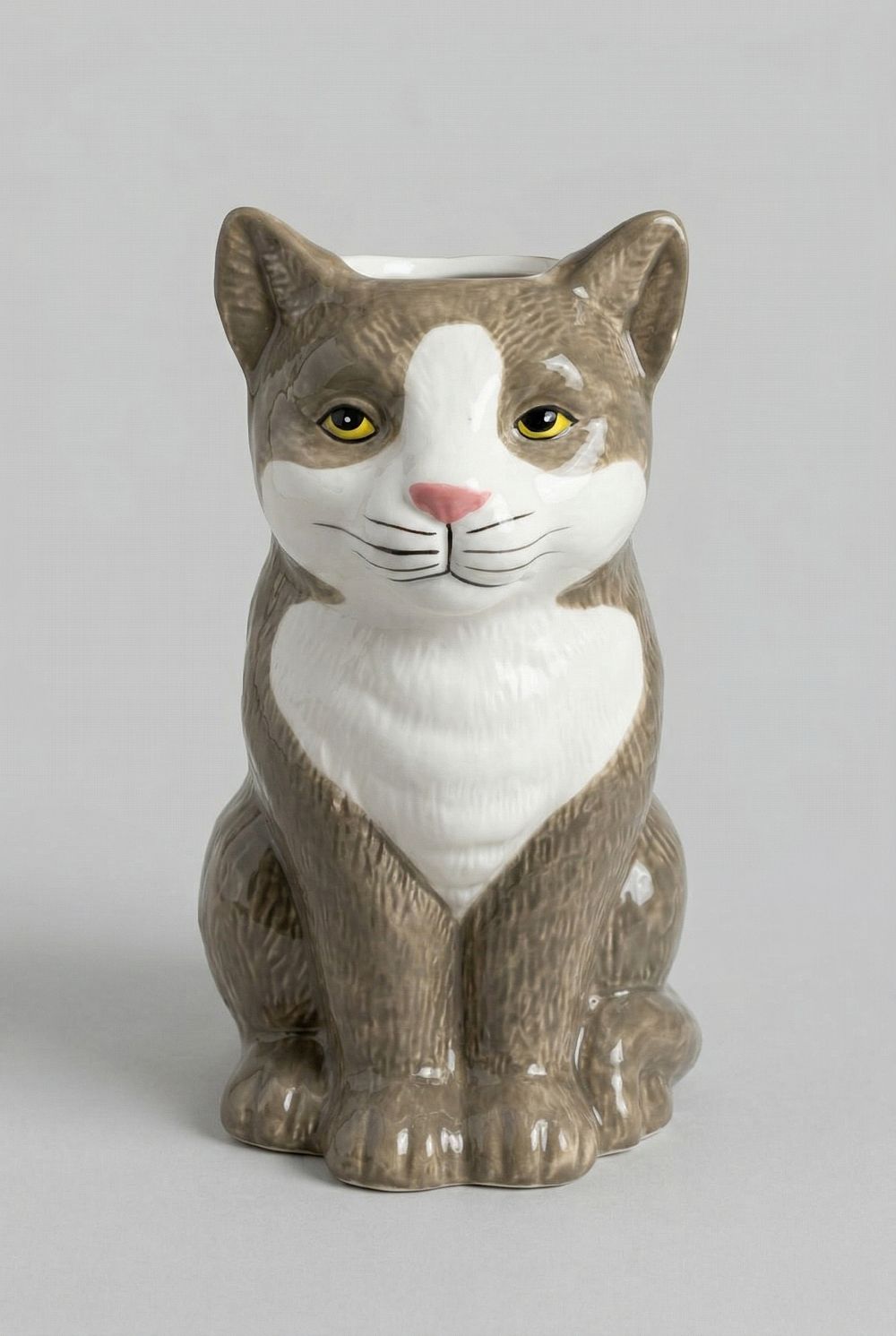 Vase en forme de chat en faïence gris et blanc avec détails roses, style décoration romantique shabby chic, objet décoratif poétique avec fleurs