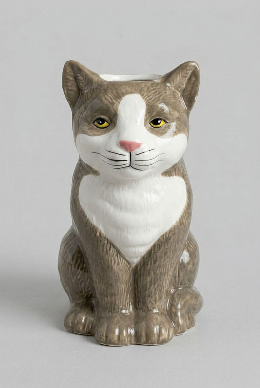 Vase en forme de chat en faïence gris et blanc avec détails roses, style décoration romantique shabby chic, objet décoratif poétique avec fleurs