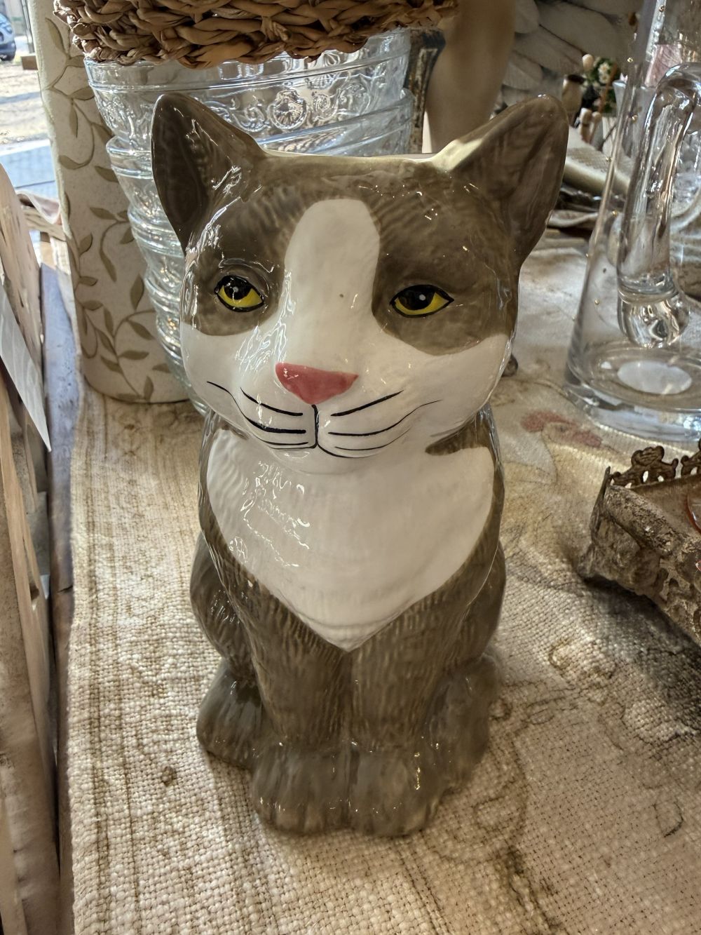 Vase en forme de chat en faïence gris et blanc avec détails roses, style décoration romantique shabby chic, objet décoratif poétique avec fleurs