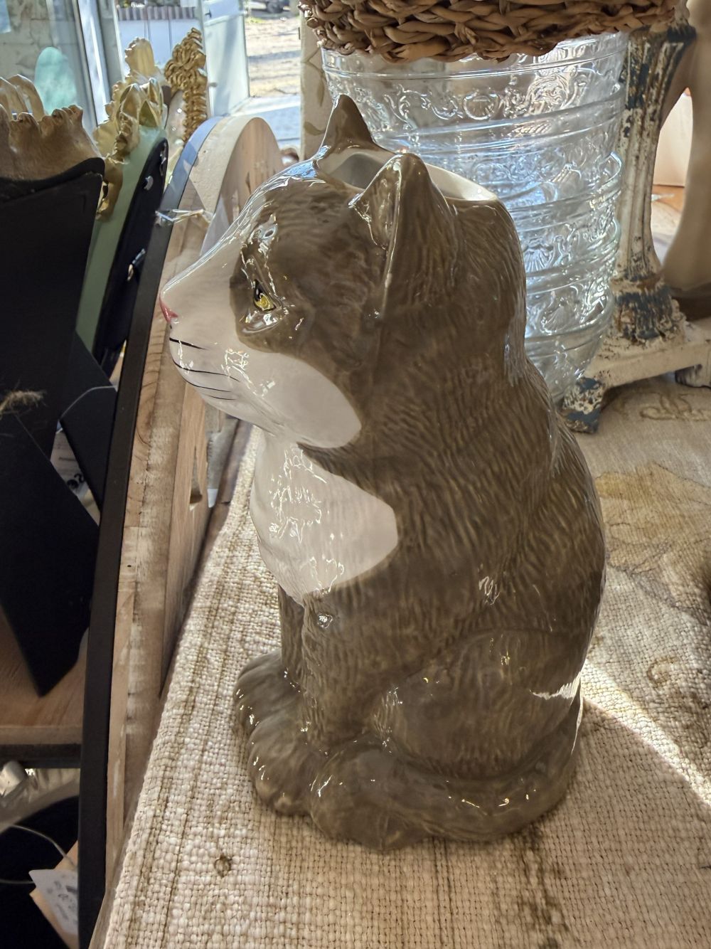 Vase en forme de chat en faïence gris et blanc avec détails roses, style décoration romantique shabby chic, objet décoratif poétique avec fleurs
