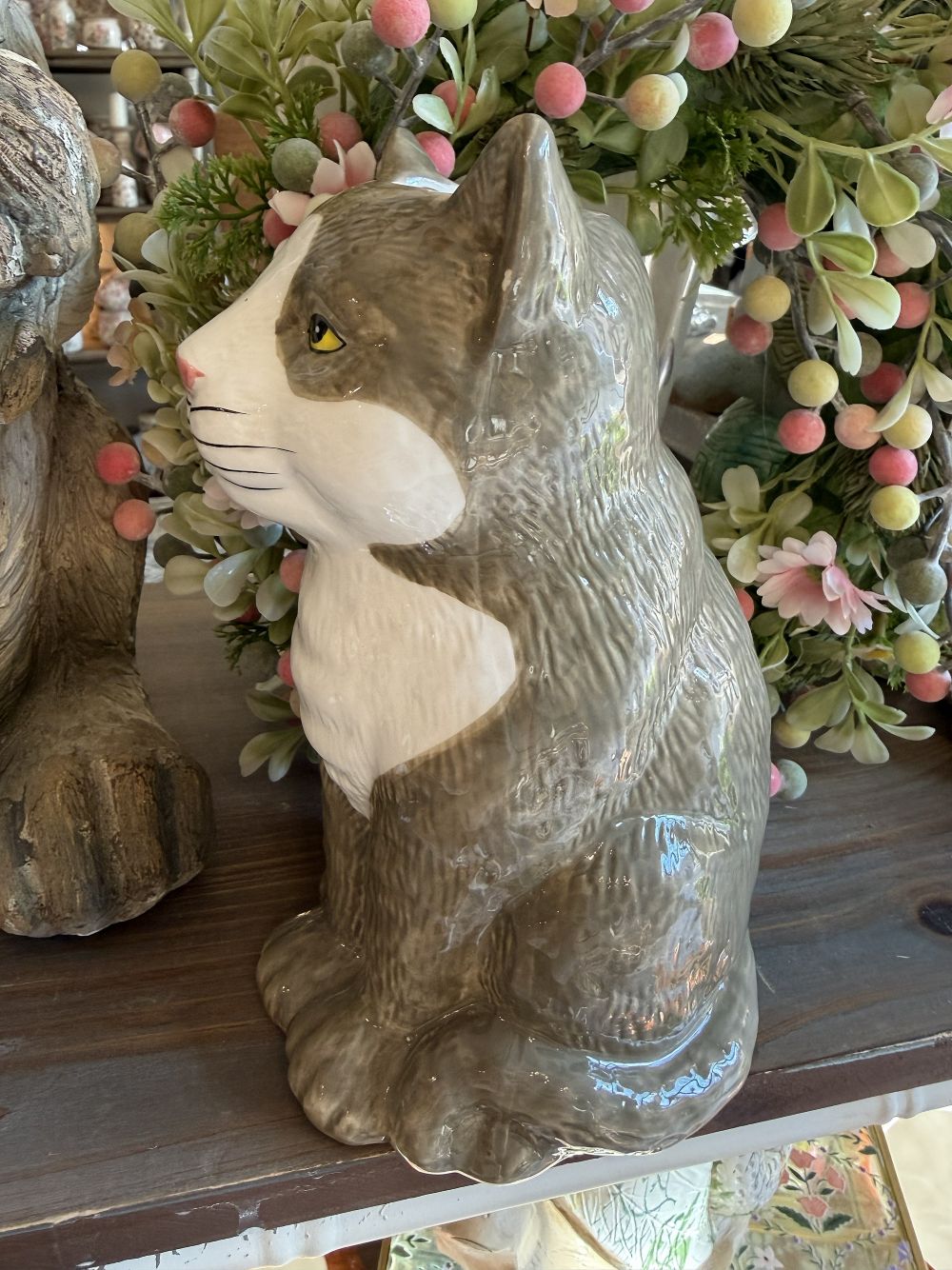 Vase en forme de chat en faïence gris et blanc avec détails roses, style décoration romantique shabby chic, objet décoratif poétique avec fleurs