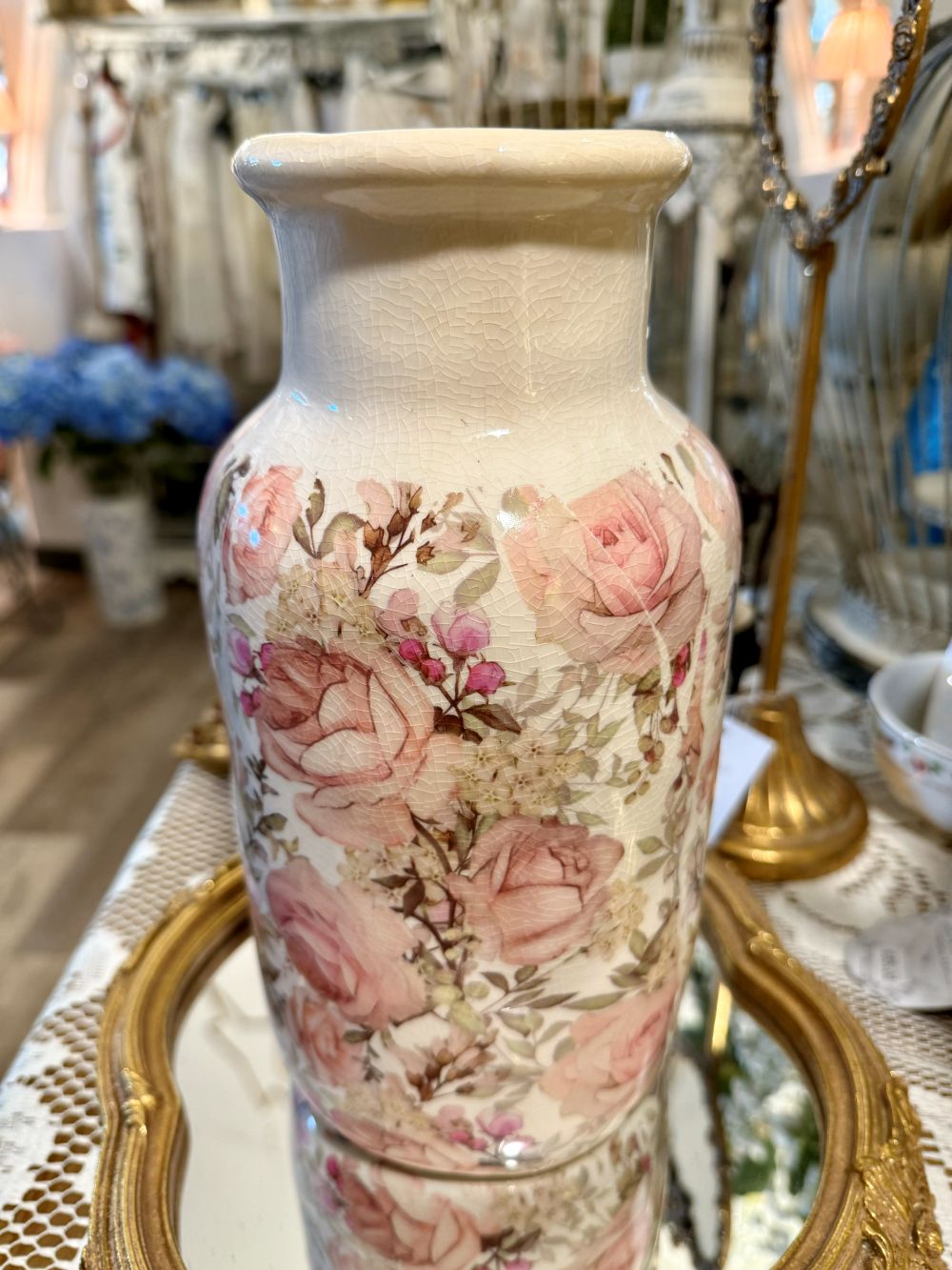 Vase décoratif blanc cassé avec motifs de roses anglaises rose poudré et feuillage vert, style shabby chic romantique et poétique