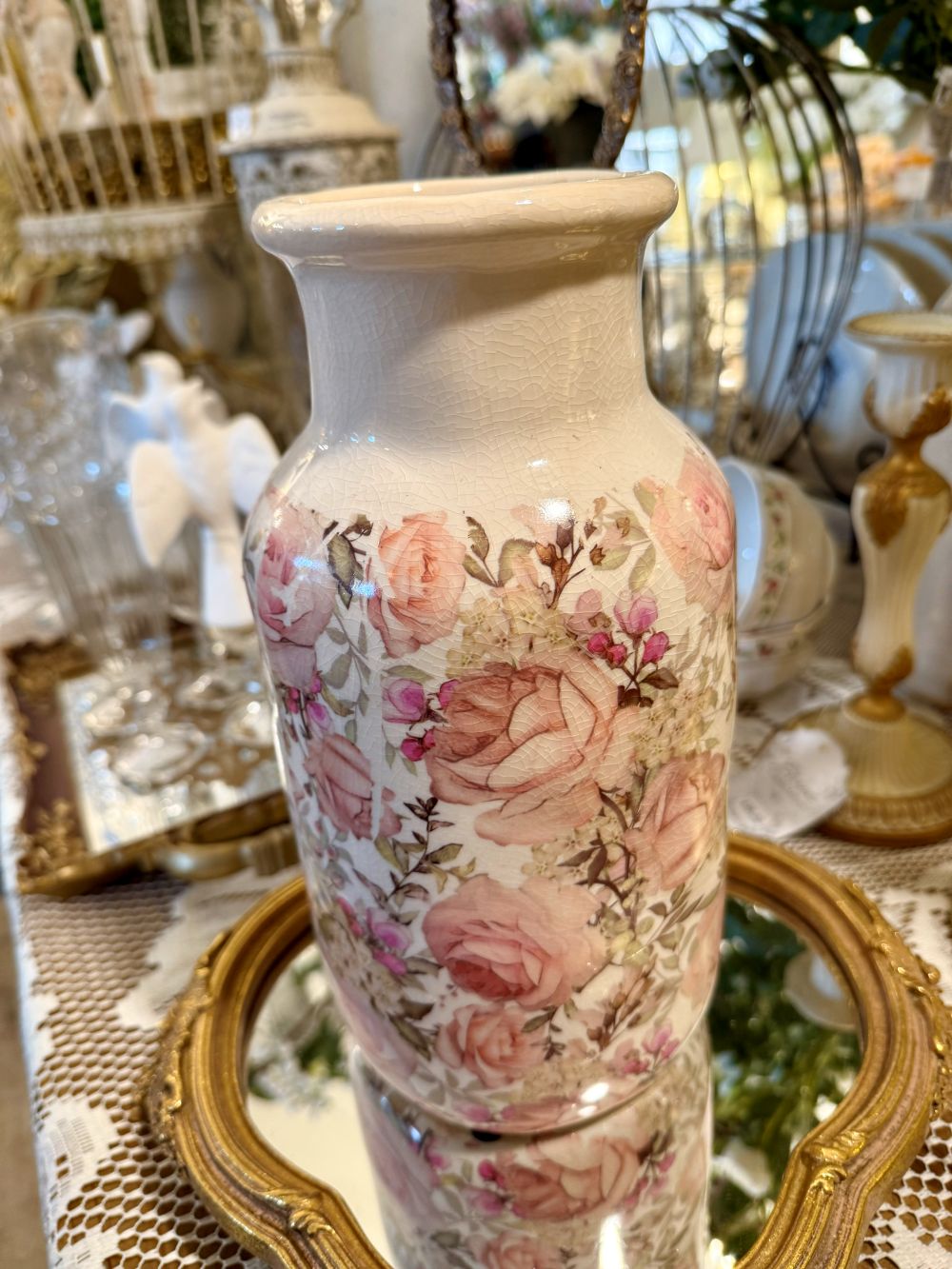 Vase décoratif blanc cassé avec motifs de roses anglaises rose poudré et feuillage vert, style shabby chic romantique et poétique