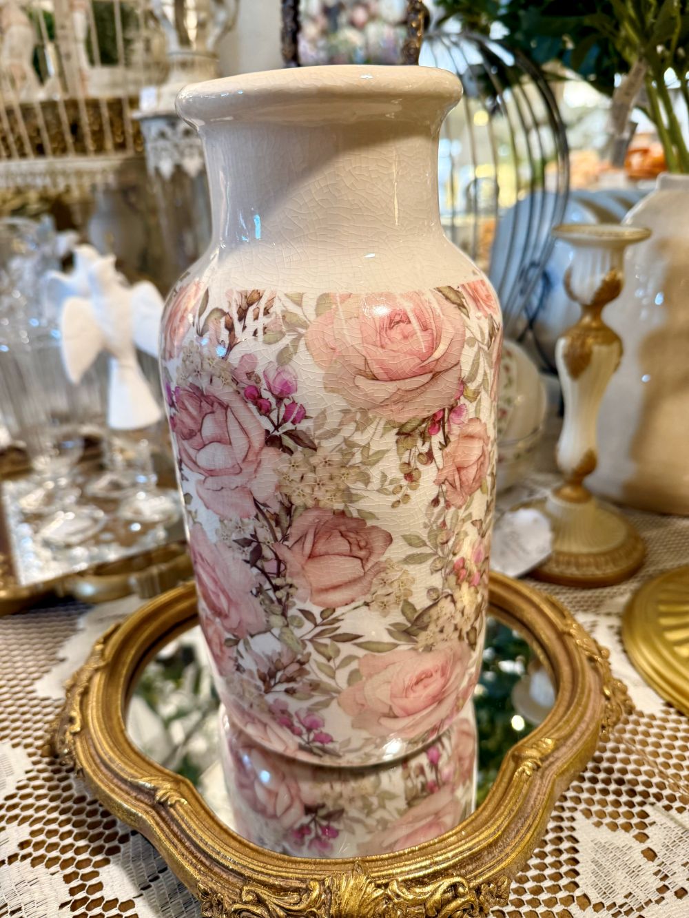 Vase décoratif blanc cassé avec motifs de roses anglaises rose poudré et feuillage vert, style shabby chic romantique et poétique