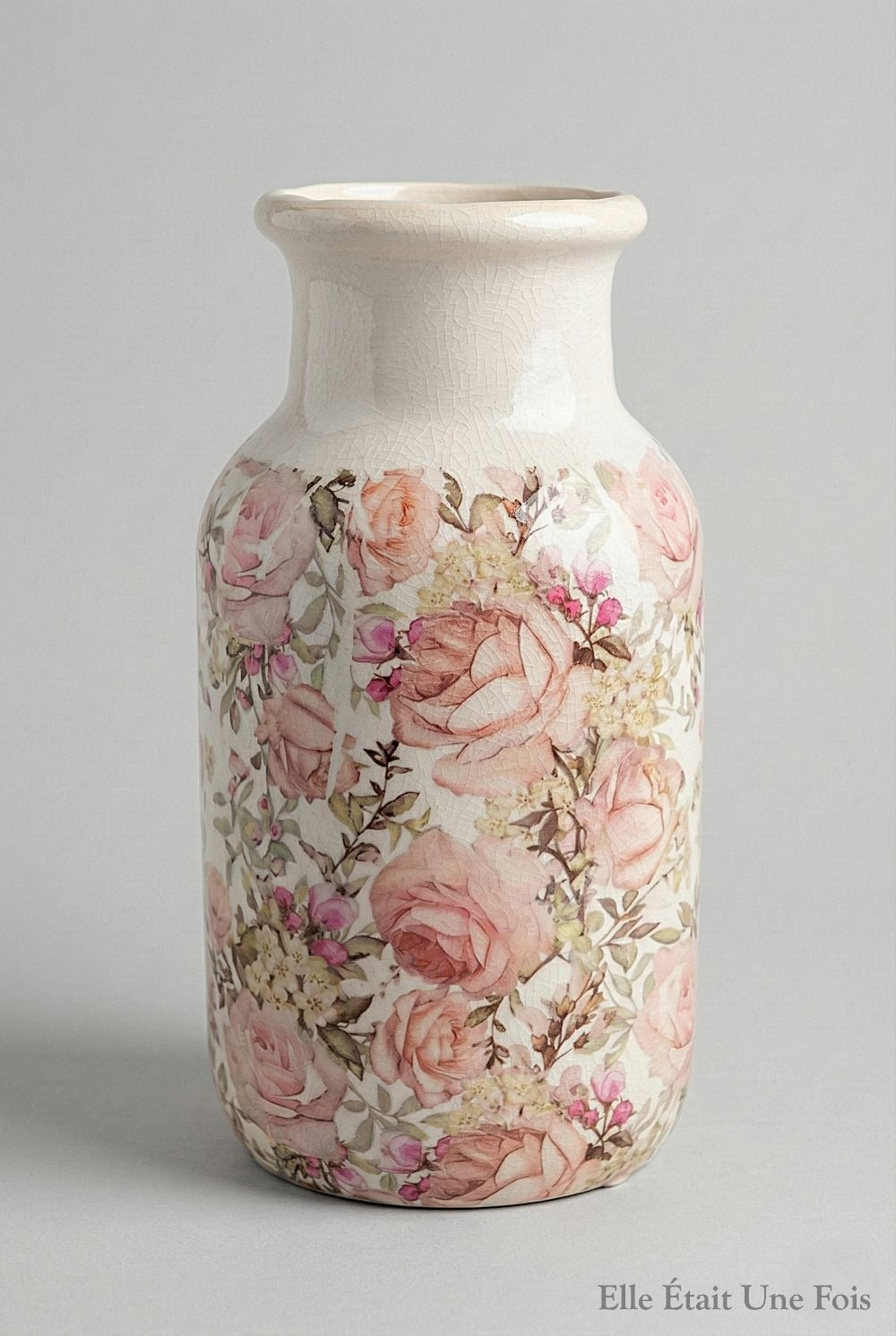 Vase décoratif blanc cassé avec motifs de roses anglaises rose poudré et feuillage vert, style shabby chic romantique et poétique