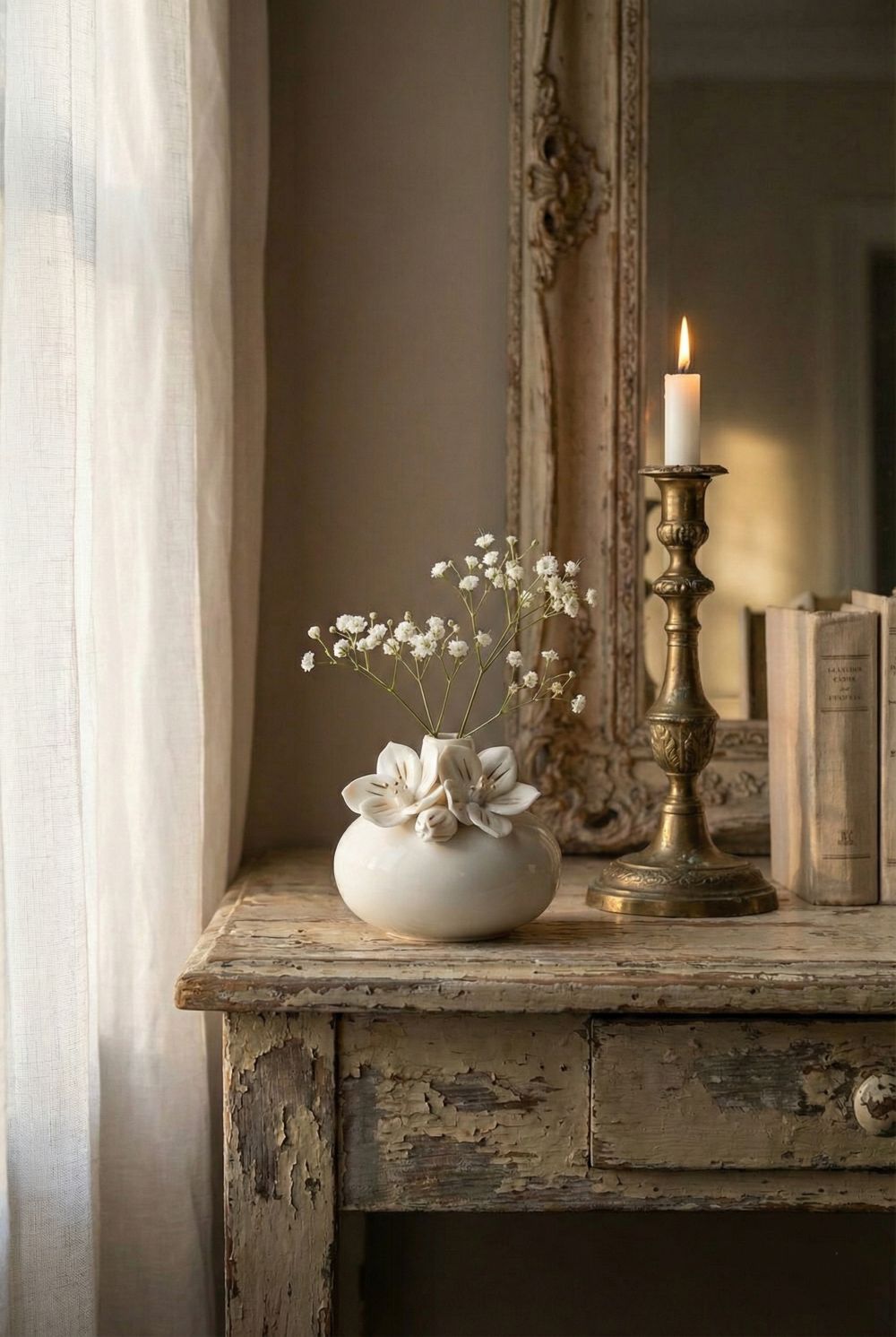 Vase soliflore Mathilde M en porcelaine blanche avec fleurs en relief et touches dorées, petit vase romantique shabby chic pour brindille ou petite fleur, décoration de charme poétique