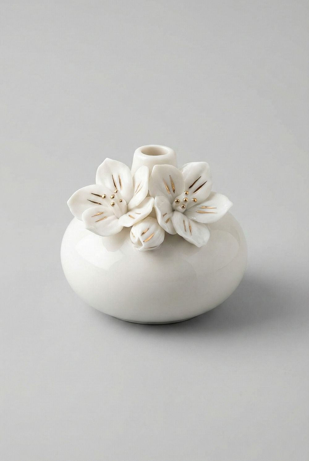 Vase soliflore Mathilde M en porcelaine blanche avec fleurs en relief et touches dorées, petit vase romantique shabby chic pour brindille ou petite fleur, décoration de charme poétique