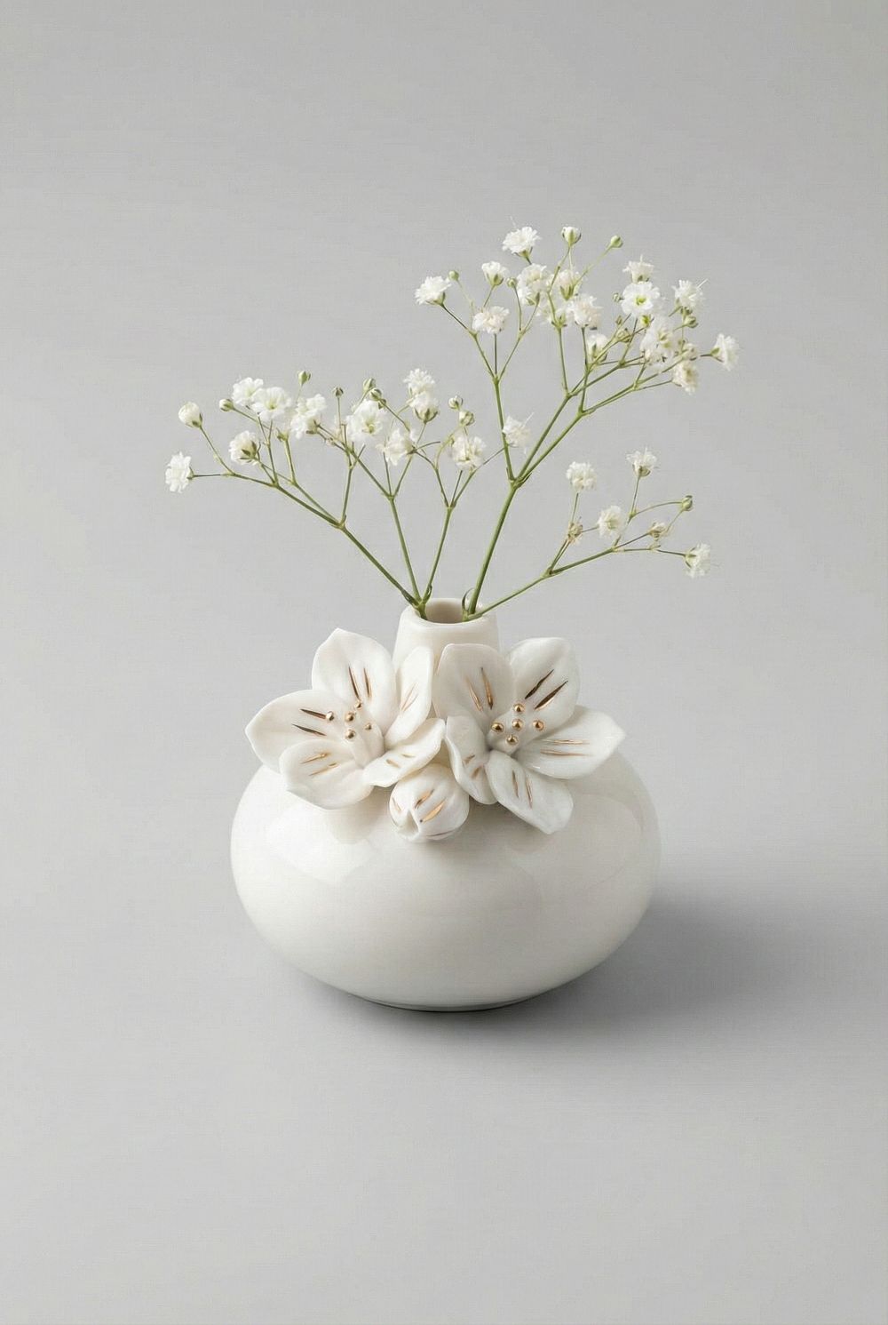 Vase soliflore Mathilde M en porcelaine blanche avec fleurs en relief et touches dorées, petit vase romantique shabby chic pour brindille ou petite fleur, décoration de charme poétique