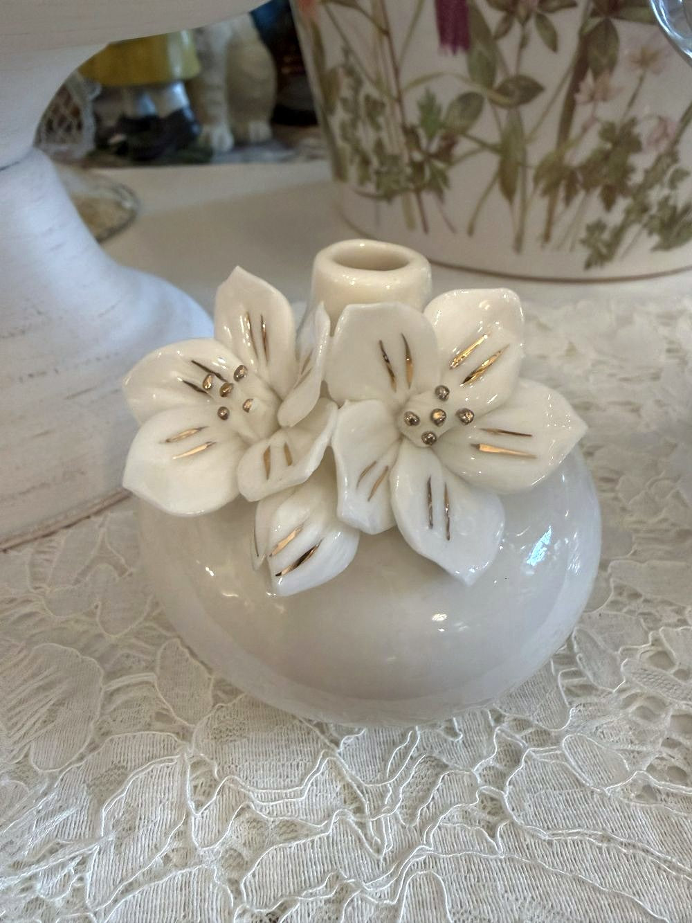 Vase soliflore Mathilde M en porcelaine blanche avec fleurs en relief et touches dorées, petit vase romantique shabby chic pour brindille ou petite fleur, décoration de charme poétique