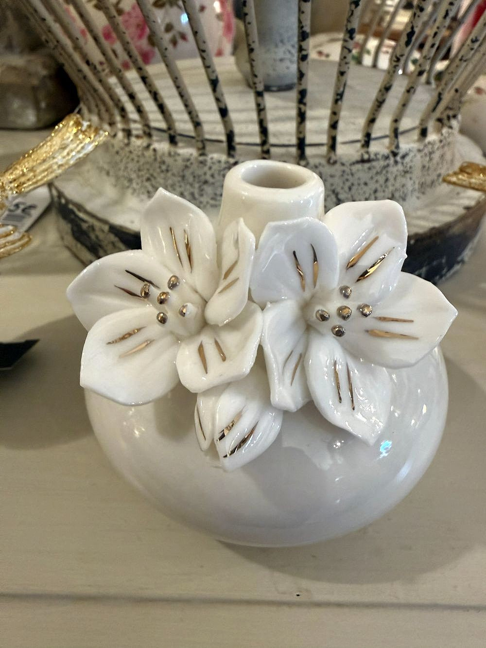 Vase soliflore Mathilde M en porcelaine blanche avec fleurs en relief et touches dorées, petit vase romantique shabby chic pour brindille ou petite fleur, décoration de charme poétique