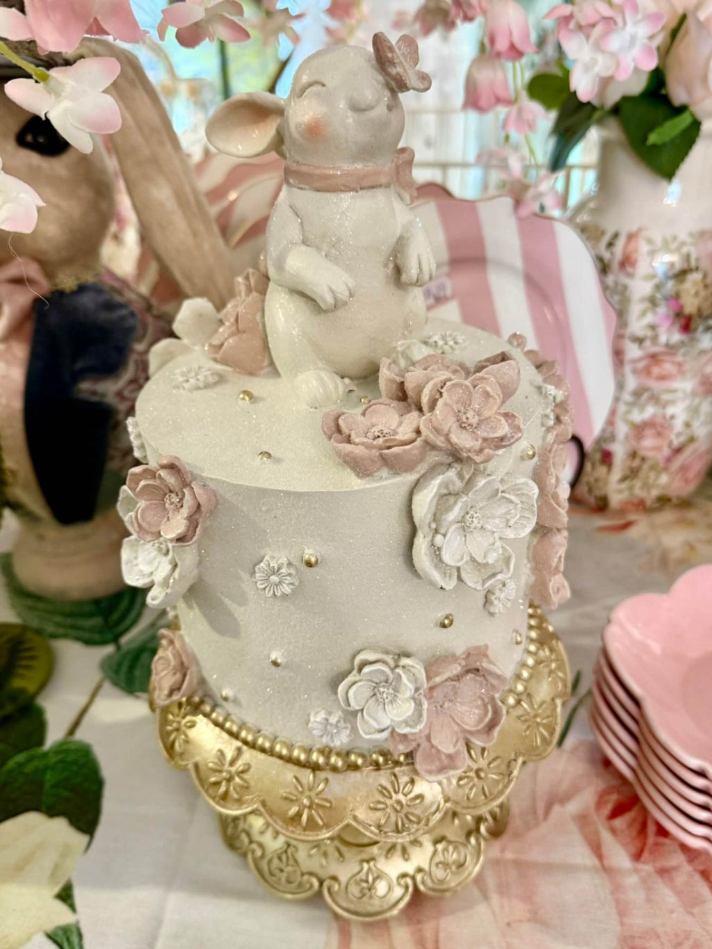Wedding Easter Cake avec lapin blanc, fleurs roses et socle doré – décoration de Pâques romantique 17,8 x 17,8 x 32 cm